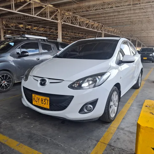Mazda 2 2014 automtico cojineria en cuero 