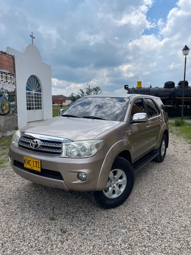 Toyota Fortuner 2011 4x4 AT 