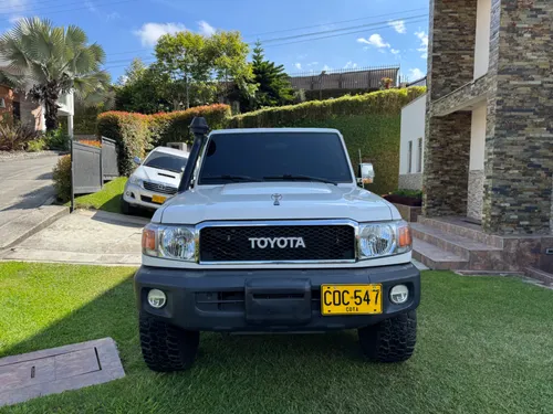 Toyota Land Cruiser HZJ79L Mod 2013 Impecable estado general
