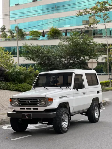 Toyota Macho Land Cruiser LC70 4.0cc  