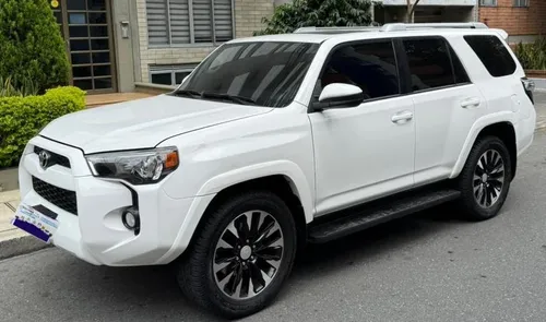 TOYOTA 4RUNNER 2018 AUTOMATICA EN CUERO CON ESCOTILLA Y FULL EQUIPO