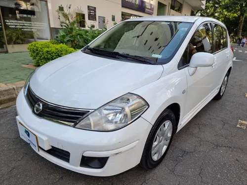 Nissan Tiida 1.8 HB MECANICO modelo 2013