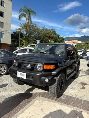TOYOTA FJ CRUISER BLACK WHITE