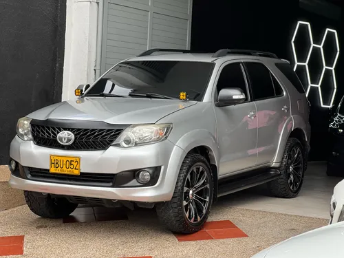 TOYOTA FORTUNER SR 5 