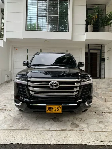 Toyota LC200 GXR Sahara imperial actualizada a LC300 blindaje2 plus 2017
