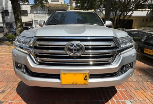 Toyota LC200 Sahara Land Cruiser 