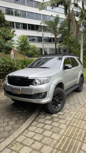 TOYOTA FORTUNER SR5