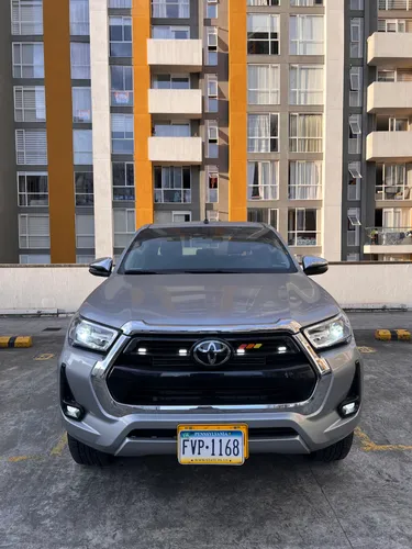 Excelente Toyota Hilux SRX