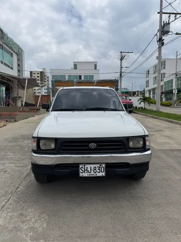 Toyota Hilux estacas gasolina 4x2