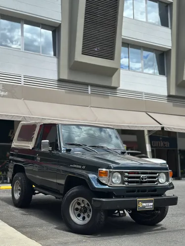 TOYOTA LAND CRUISER macho carpada
