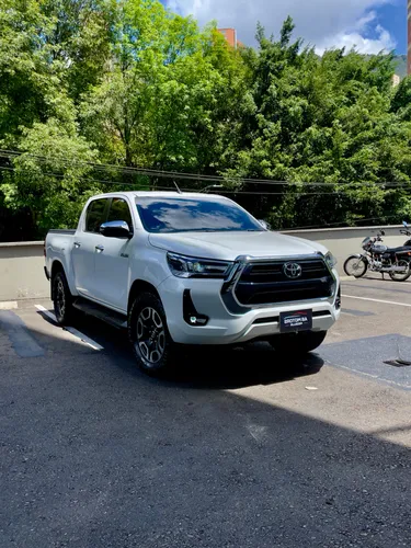  Toyota Hilux SRX 2024  4x4 Automática  Blanco  Tiro de Arrastre  Llantas Mickey Thompson  Venta Directa