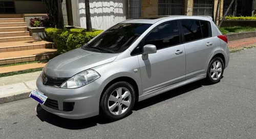 NISSAN TIIDA 2012 FULL EQUIPO Y CON ESCOTILLA