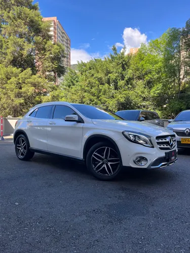 MERCEDES BENZ GLA 200