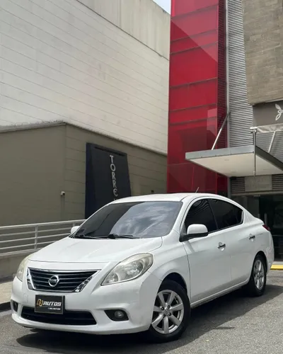 Nissan Versa Advance 2014