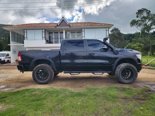 RAM 1500 híbrida. Modificada off road