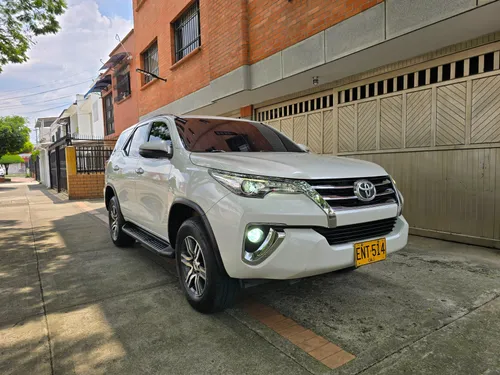 Toyota fortuner srv 2.7 gasolina version más full 