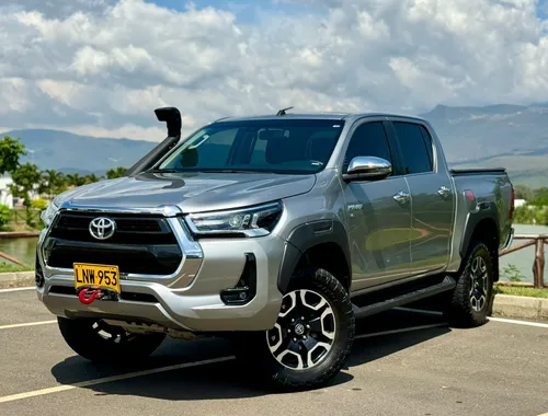 Toyota Hilux Srx 2023 gasolina como nueva 12 mil km