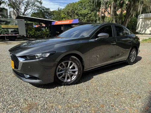 Mazda 3 Touring híbrido modelo 2024 11.000 kmsb