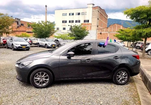 Mazda 2 Sedan Touring 2025