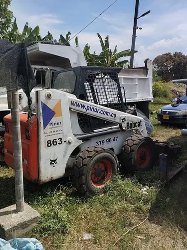 Minicargador Bobcat 863 con martillo demoledor