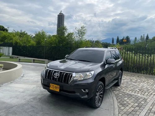 Toyota Prado TXL Gasolina modelo 2022