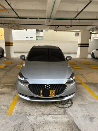 Mazda 2 Sedán Touring