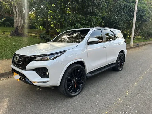 TOYOTA FORTUNER 2023 2.4 SR  7 puestos 