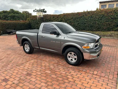 Dodge Ram 1500 slt 4x4 moddelo 2011