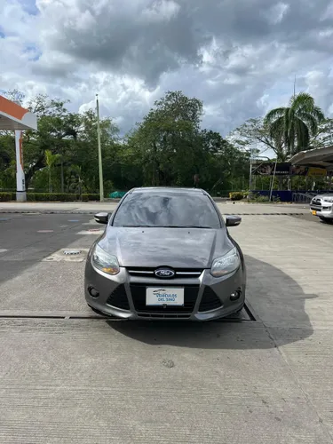  Ford Focus titanium 2014 Llantas y bateria completamente nuevas