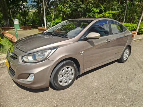 Hyundai i25 Accent 1.6 GL 2013