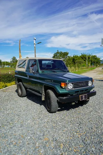 TOYOTA FJ Macho Carpado