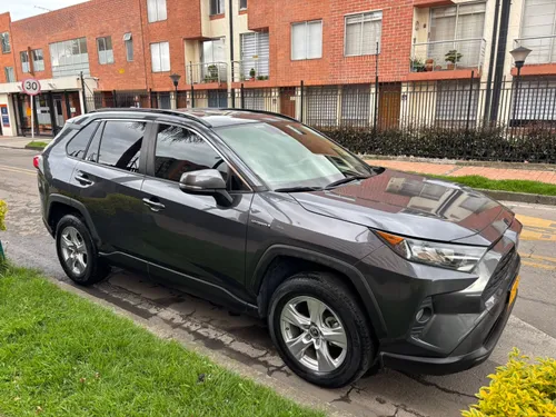 Toyota Rav4 LE 4x4 Hibrida.