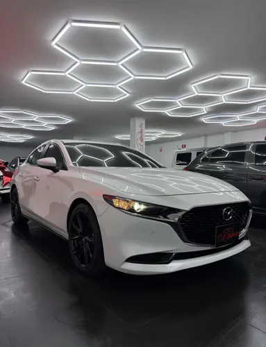 Mazda 3 Touring híbrido 2025