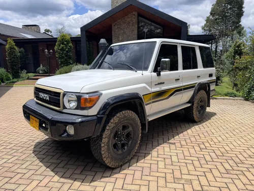 TOYOTA LAND CRUISER 70