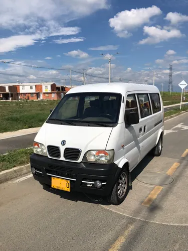 Van DFM 1300 de 9 pasajeros