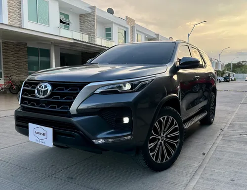 TOYOTA FORTUNER SR 2023 DIÉSEL 2.4
