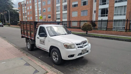  Mazda Bt50 con estacas placa publica