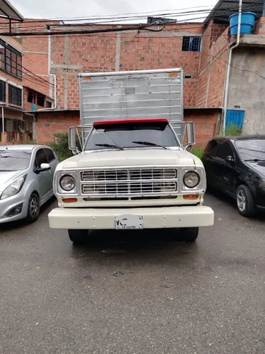 Dodge 300 con motor de npr
