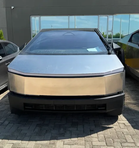 Tesla Cybertruck AWD 2025