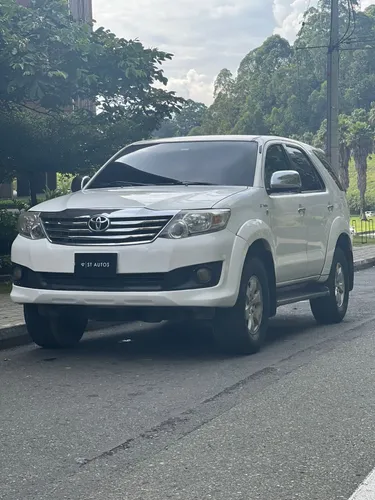 Toyota fortuner sr5 2011