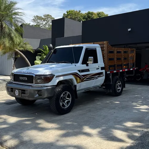 Toyota Land Cruiser Macho Estacas