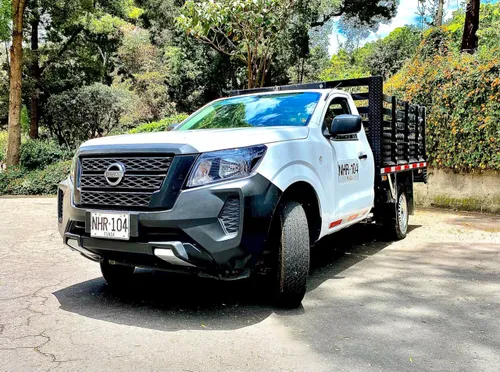 NISSAN FRONTIER 2024  4X2 ESTACAS. GASOLINA 2.500CC