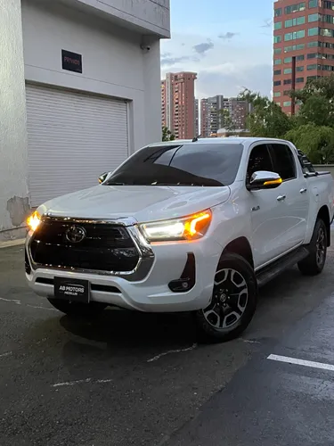 Toyota Hilux 2023 SRX  2.8L diésel  Automática  4x4  Blanco perlado