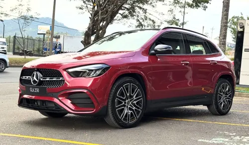 MERCEDES BENZ GLA 250 AMG Line 4MATIC Híbrida 2026  La única en MANUFAKTUR Rojo Patagonia en Colombia