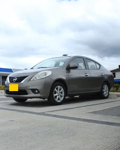 Nissan Versa AT 2012