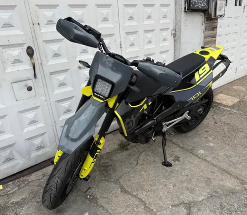 HUQSVARNA 701 supermoto 