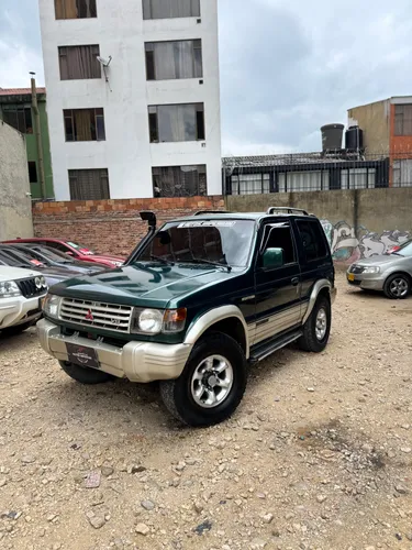 Mitsubishi Montero modelo 2000