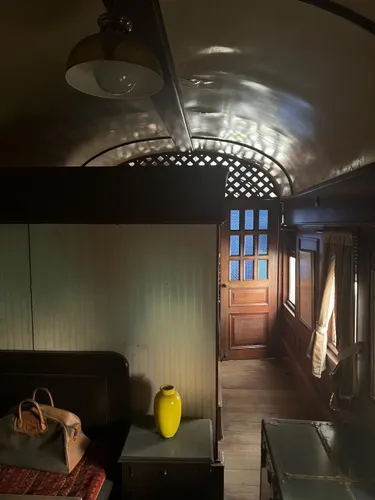 Vagón de tren con rieles