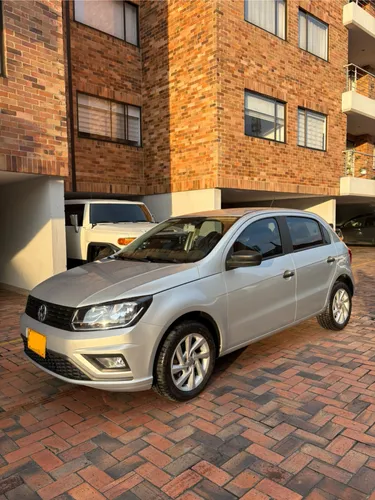 Volkswagen Gol Comfortiline plata sirus metálico modelo 2022