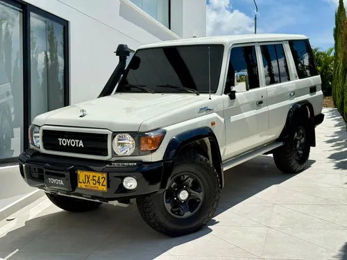 TOYOTA LAND CRUISER SERIE 70 MACHO 4x4  MODELO 2022  BLINDADO 2PLUS